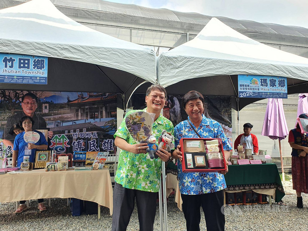 第一屆台灣慢城聯盟年會16日在屏東竹田登場,屏東縣竹田鄉及瑪家鄉目前為「準慢城」,竹田鄉長傅民雄(前左)、瑪家鄉長梁明輝(前右)皆出席共襄盛舉。中央社記者郭芷瑄攝 109年10月16日