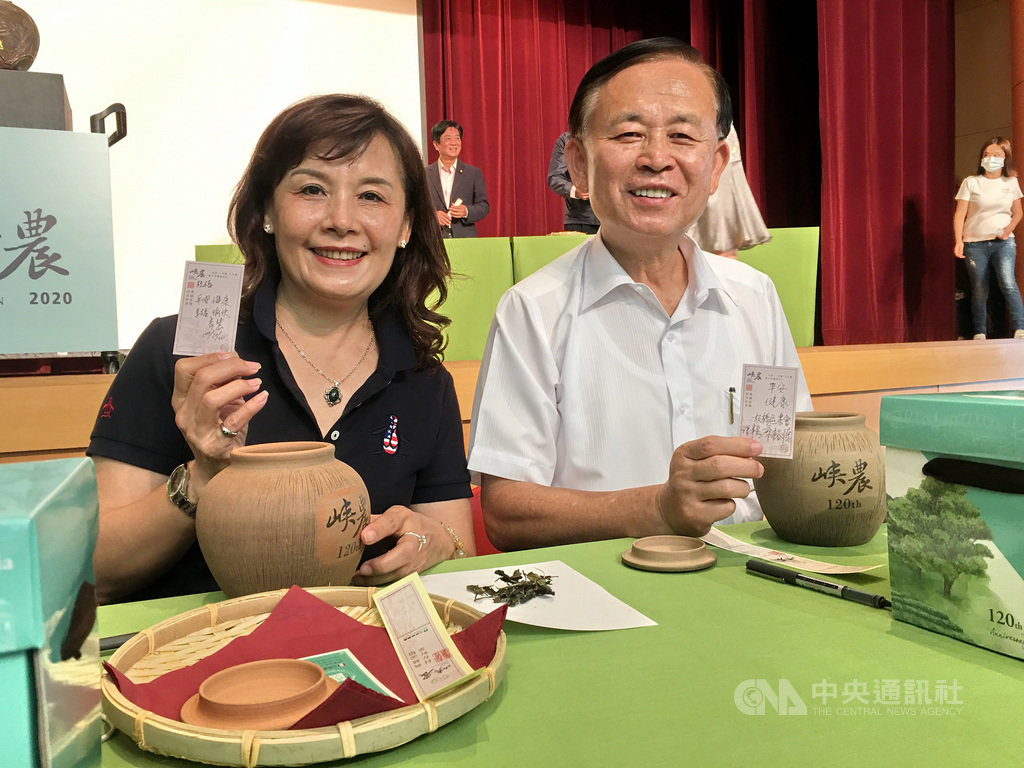 新北市三峽區農會創會至今已120年,16日特別舉行「封茶」許願儀式,板橋區農會理事長廖裕德(右)、總幹事林秀慧(左)出席參與,一起寫下祝福,完成封茶儀式。中央社記者黃旭昇新北市攝 109年10月16日
