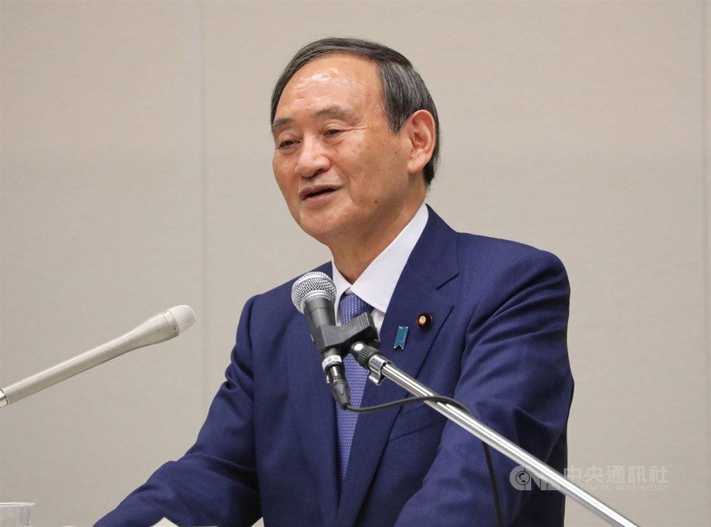 日本經濟新聞民調顯示,首相菅義偉(圖)施政滿意度較上次調查下跌5個百分點,來到58%,原因是許多人不滿意他對疫情的處理。(中央社檔案照片)
