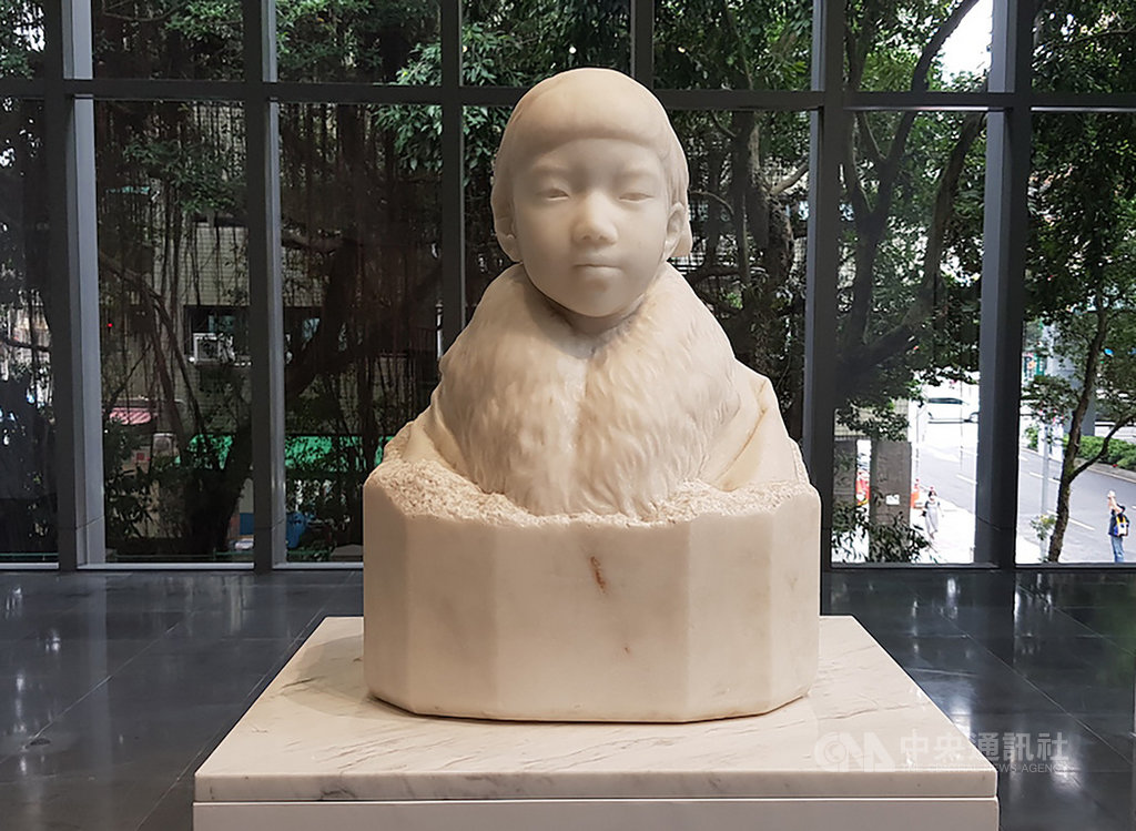 「不朽的青春—台灣美術再發現」特展17日起登場,台北市太平國小大方出借藝術家黃土水的雕塑作品「少女」(圖),當年黃土水將「少女」捐給母校台北太平國小,如今依然高雅的「少女」在百年之後走出了校門,將與世人見面。中央社記者鄭景雯攝 109年10月16日