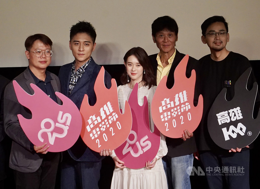 2020高雄電影節開幕片「親愛的殺手」劇組16日出席電影節開幕,演員鄭人碩(左2)、邱偲琹(中)出席分享拍片心路歷程。導演賴孟傑(左)表示,全片深入社會底層,關注身障男子與寂寞女性的生活與情慾,探索兩個不完整的人,如何在相遇後變得完整。中央社記者董俊志攝 109年10月16日