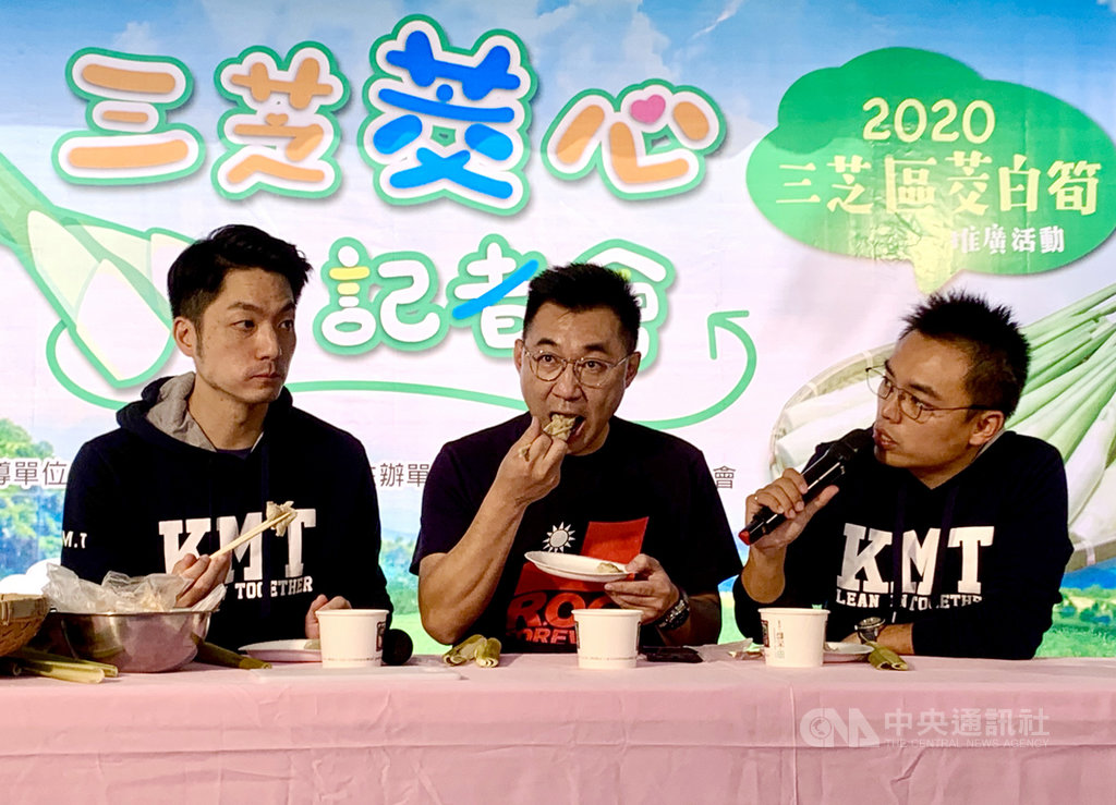 多名國民黨立委16日出席在立法院康園廣場舉辦的「三芝『茭』心輕鬆GO -2020三芝區茭白筍推廣記者會」。國民黨立委蔣萬安(左起)、黨主席江啟臣、立委洪孟楷在台上享用水餃。中央社記者林育瑄攝 109年10月16日