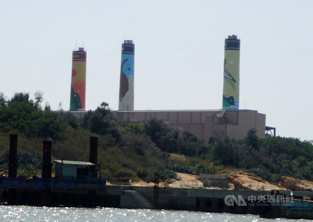 台電金門塔山工務所興建第9、10號發電機組工程,克服多項劣勢,累計無災害工時近50萬小時,獲選年度推行職業安全衛生優良單位,16日由金門縣府表揚。中央社記者黃慧敏攝 109年10月16日