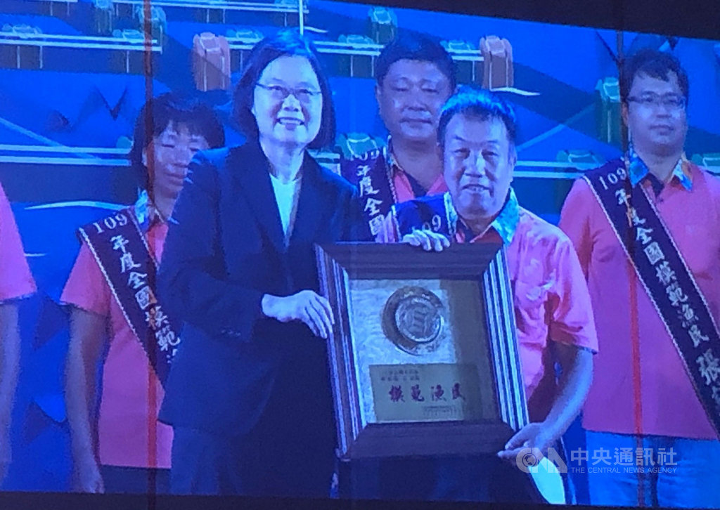 總統蔡英文(前左)16日晚間到澎湖出席109年全國漁民節慶祝晚會,除頒獎表揚模範漁民並表示,今年全球疫情嚴重,全國漁民認真努力打拚,創造高產值,政府相關部會會全力協助農漁民,共同度過疫情難關。中央社 109年10月16日