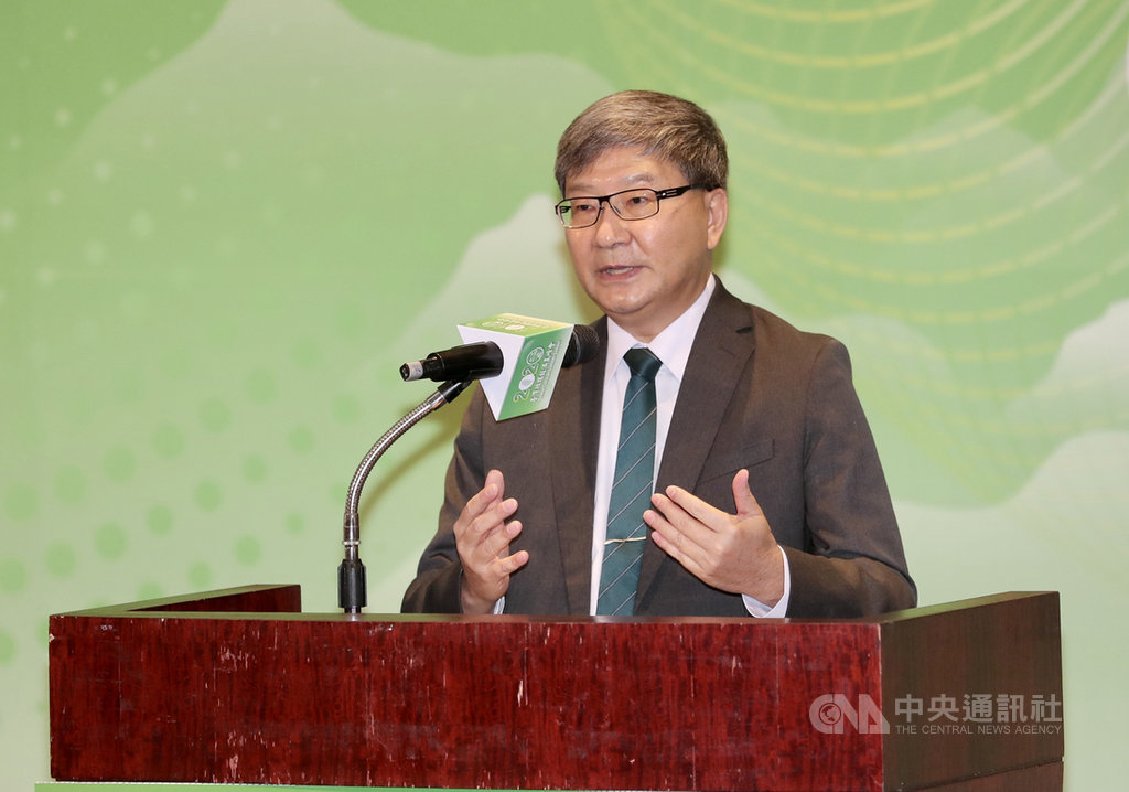 經濟部、環保署及農委會16日合辦「2020台灣循環經濟高峰會」，盤整國內產業，就塑膠、營建、農業議題進行循環經濟探討，環保署副署長沈志修（圖）致詞時表示，希望能建構台灣的循環經濟，透過產業交流，讓各國了解台灣在循環經濟的努力。中央社記者張皓安攝　109年10月16日