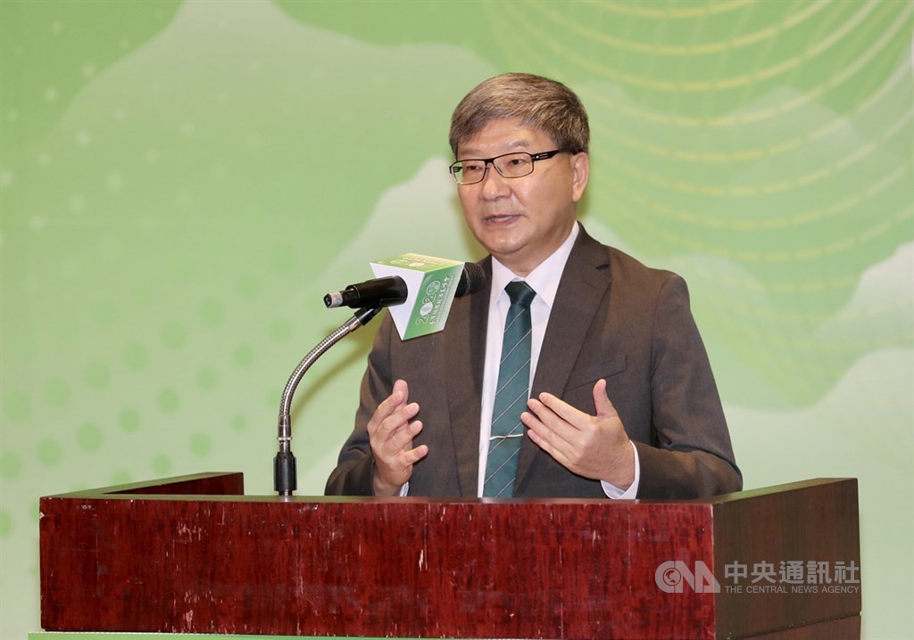 經濟部、環保署及農委會16日合辦「2020台灣循環經濟高峰會」,盤整國內產業,就塑膠、營建、農業議題進行循環經濟探討,環保署副署長沈志修(圖)致詞時表示,希望能建構台灣的循環經濟,透過產業交流,讓各國了解台灣在循環經濟的努力。中央社記者張皓安攝 109年10月16日