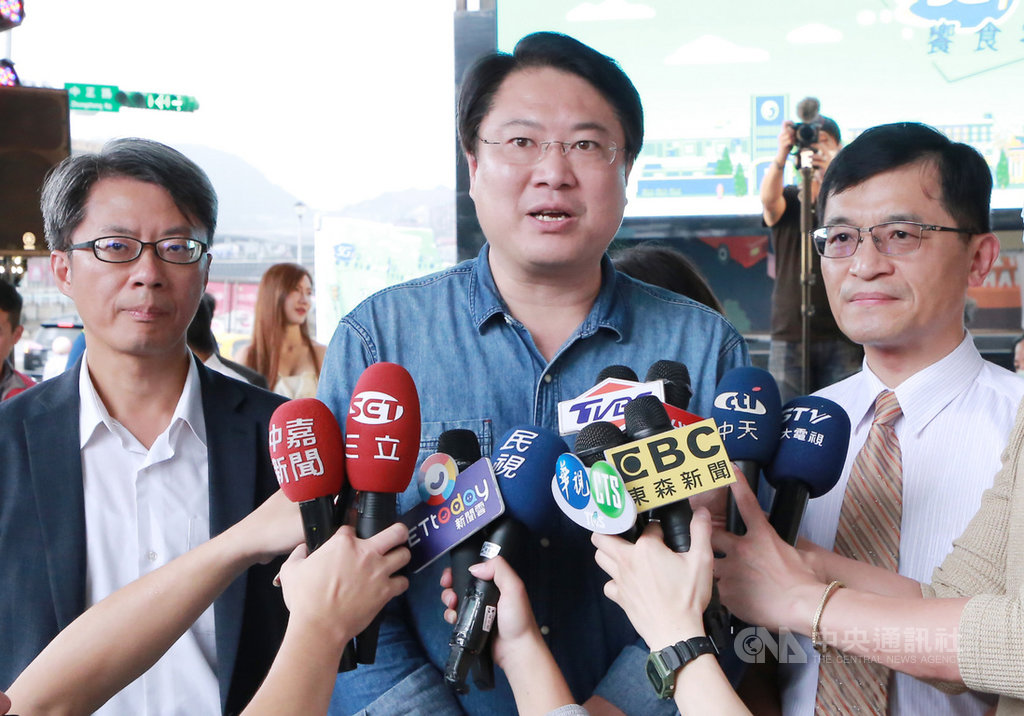 基隆市長林右昌(中)16日下午出席公開活動時受訪表示,15日在電台受訪提出大台北行政重新區劃,是站在區域規劃、都市規劃專業上,提出理性討論可能性,並不是現在就要怎麼樣。中央社記者王朝鈺攝 109年10月16日