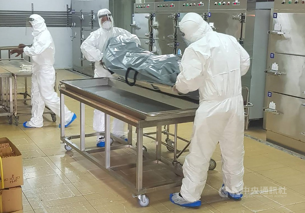 一名黃姓男子從中國返台進行居家檢疫,16日被發現陳屍南投埔里住家內,黃男遺體下午送往殯儀館,由法醫採集檢體檢驗,預計17日再由檢察官相驗,以追查黃男確切死因。(民眾提供)中央社記者蕭博陽南投縣傳真 109年10月16日