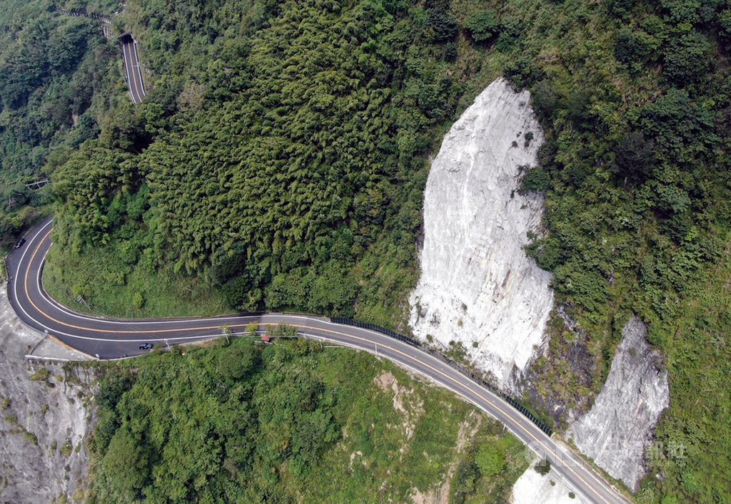 阿里山公路(台18線)78.3公里、79公里等2處因坍方災害,公路總局決定在坍方路段興建明隧道,提升抗災能力,保障用路人安全。施工期間1年,即日起進行交通管制,採道路單線雙向管制通行。(公路總局第五區養護工程處提供)中央社記者黃國芳傳真 109年10月16日