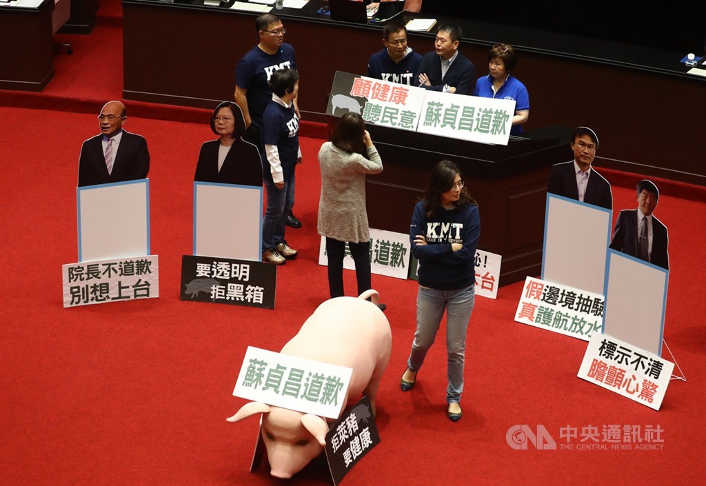 行政院長蘇貞昌16日再度赴立法院提出施政報告並備質詢,國民黨立法院黨團總召林為洲(後中)與多名立委一早就占領議場發言台、主席台,準備杯葛議事,揚言蘇貞昌不對放寬萊豬進口道歉,就不讓上台報告。中央社記者王騰毅攝 109年10月16日
