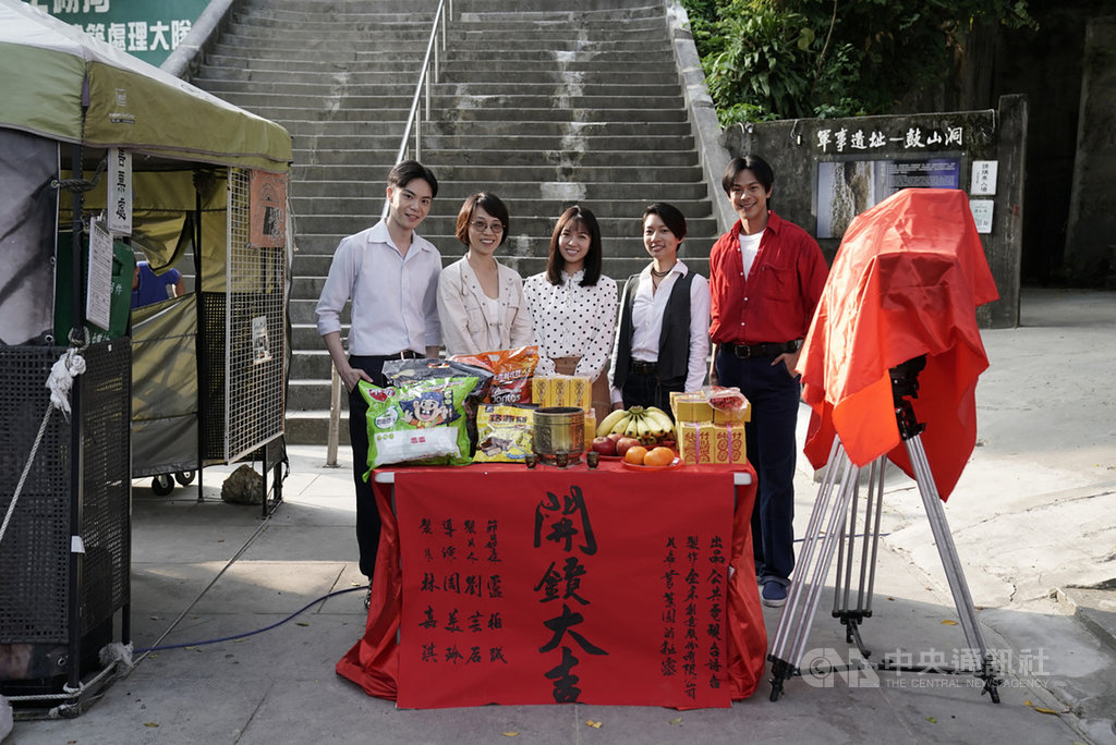 公視台語台製作全新電視電影「芎蕉園的秘密」預計2021年推出,16日在高雄鼓山洞正式開鏡,導演周美玲(左2)與演員陳妤(右2)、劉倩妏(中)、徐宇霆(左)、孫綻(右)等人出席。(公視台語台提供)中央社記者葉冠吟傳真 109年10月16日