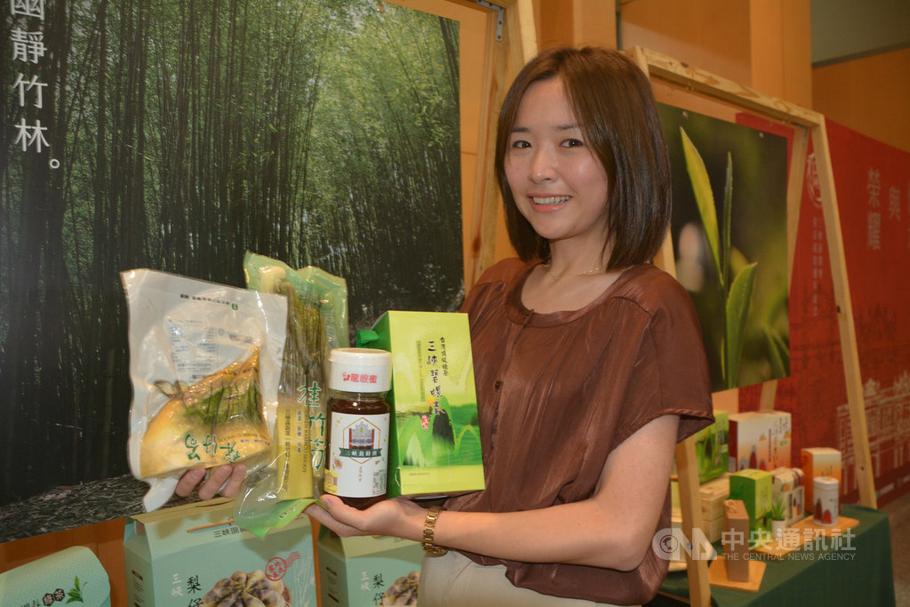 新北市三峽區農會創會120週年,16日舉辦活動慶祝,現場並展示碧螺春茶葉、蜂蜜、綠竹筍、桂竹筍等地區特產。中央社記者黃旭昇新北市攝 109年10月16日