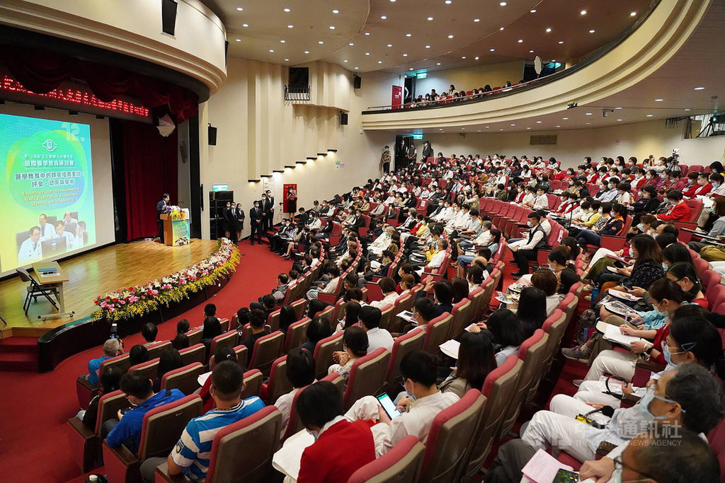 林口長庚醫院為紀念創辦人王永慶逝世12週年,16日以師資培育為主題在院內舉辦「國際醫學教育研討會」,邀請國內外醫學教育專家「現場」及「線上」指導,吸引院內外近400名醫學教育專業人士參與。(院方提供)中央社記者葉臻傳真 109年10月16日