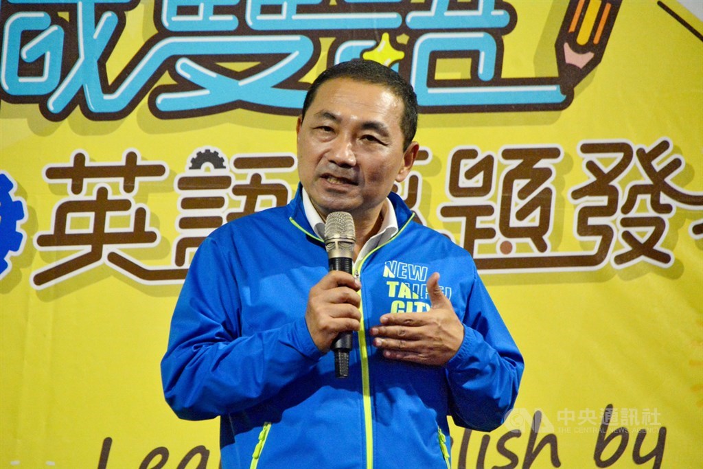 國家口罩隊康匠公司涉犯藥事法,未取得許可即製造醫療口罩。新北市長侯友宜16日出席活動受訪表示,衛生局將會聯合檢調、司法單位全力以赴,一定嚴格查察與究辦,絕不寬貸。中央社記者黃旭昇新北攝 109年10月16日