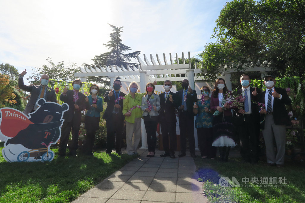 紐約皇后區植物園15日舉辦「台灣:蘭花世界」特展開幕酒會,駐紐約辦事處長李光章(右6)與皇后區植物園園長拉瑟特(左5)、大使黃百齡(左6)等人合影。中央社記者尹俊傑紐約攝 109年10月16日