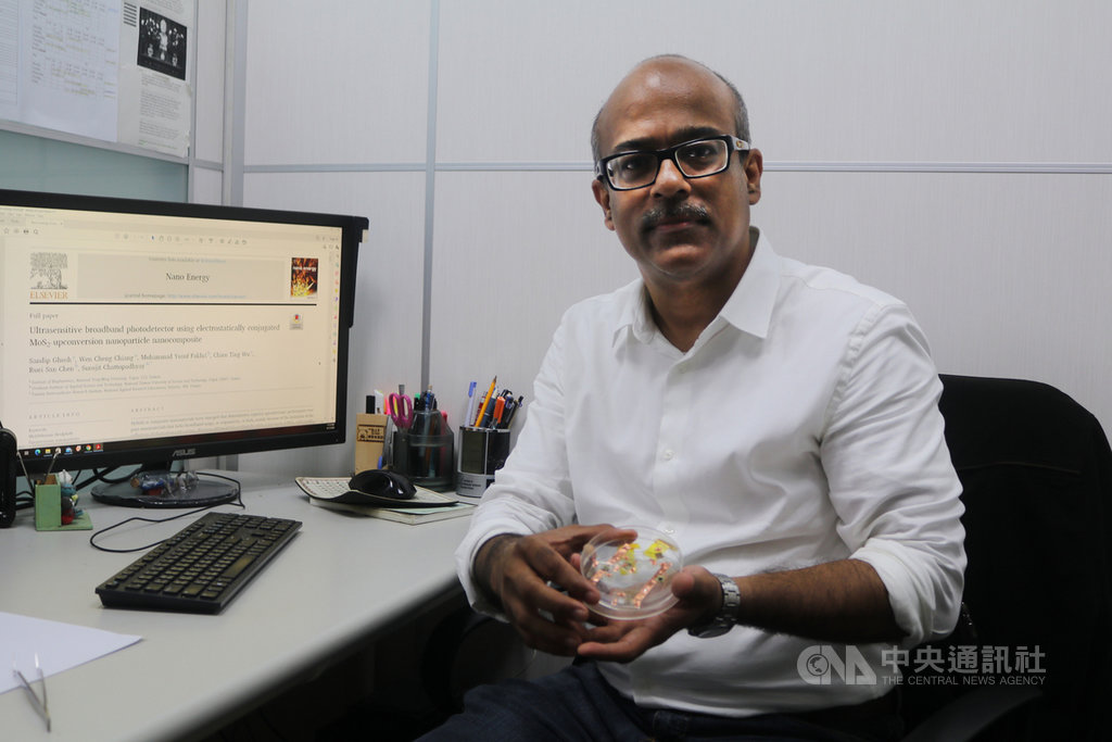 陽明大學生醫光電研究所教授薛特(Surojit Chattopadhyay)帶領團隊,研發全新奈米材料,改善紅外線轉換電流效率,可望用於改善智慧手機、遙控器、夜視設備。(陽明大學提供)中央社記者陳至中台北傳真 109年10月16日