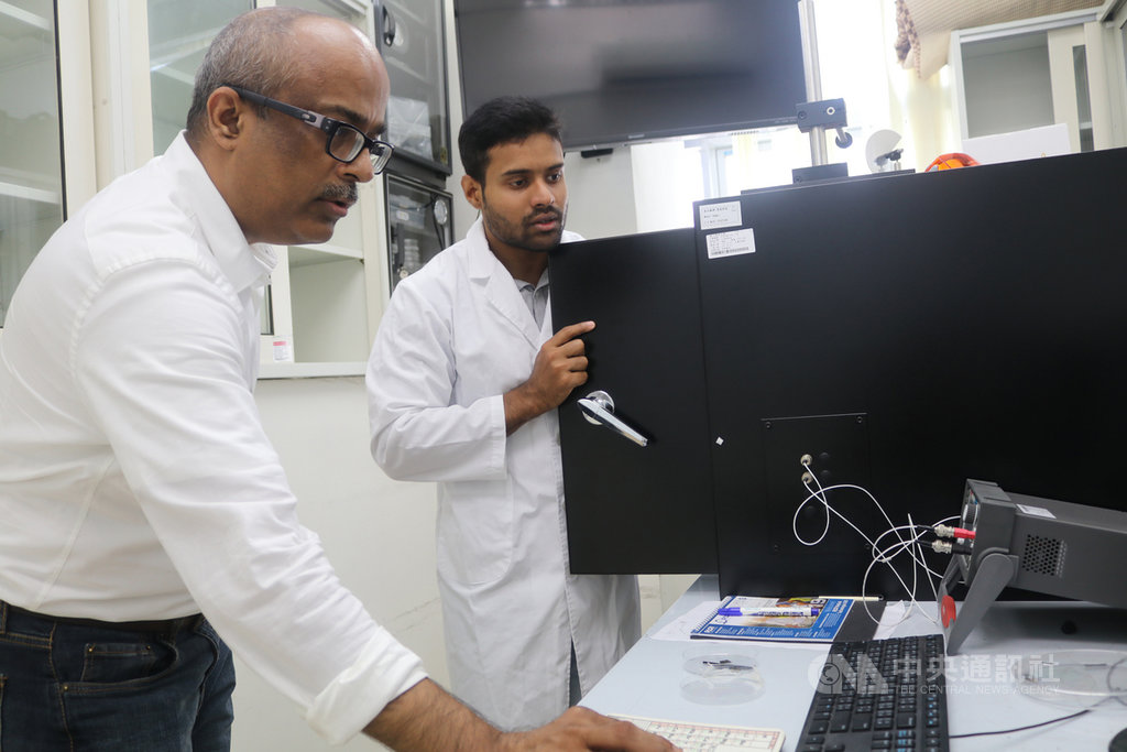 陽明大學生醫光電研究所教授薛特(Surojit Chattopadhyay)(左起)、博士生高聖禹(Sandip Ghosh)等人研發出全新奈米材料,大幅擴展光譜感測範圍,改善紅外線轉換電流效率。(陽明大學提供)中央社記者陳至中台北傳真 109年10月16日