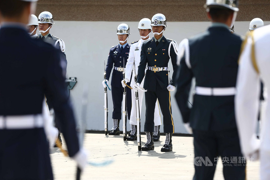 國軍三軍儀隊在國慶典禮上,不靠配樂,僅靠拍槍、靠腿、跺槍、踏步聲演出震撼全場,16日公開訓練畫面。中央社記者游凱翔攝 109年10月16日