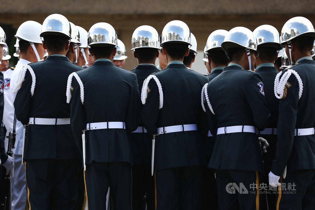 國軍三軍儀隊在國慶典禮上,不靠配樂,僅靠拍槍、靠腿、跺槍、踏步聲演出震撼全場,16日公開訓練畫面,圖為儀隊成員開會檢討中。中央社記者游凱翔攝 109年10月16日