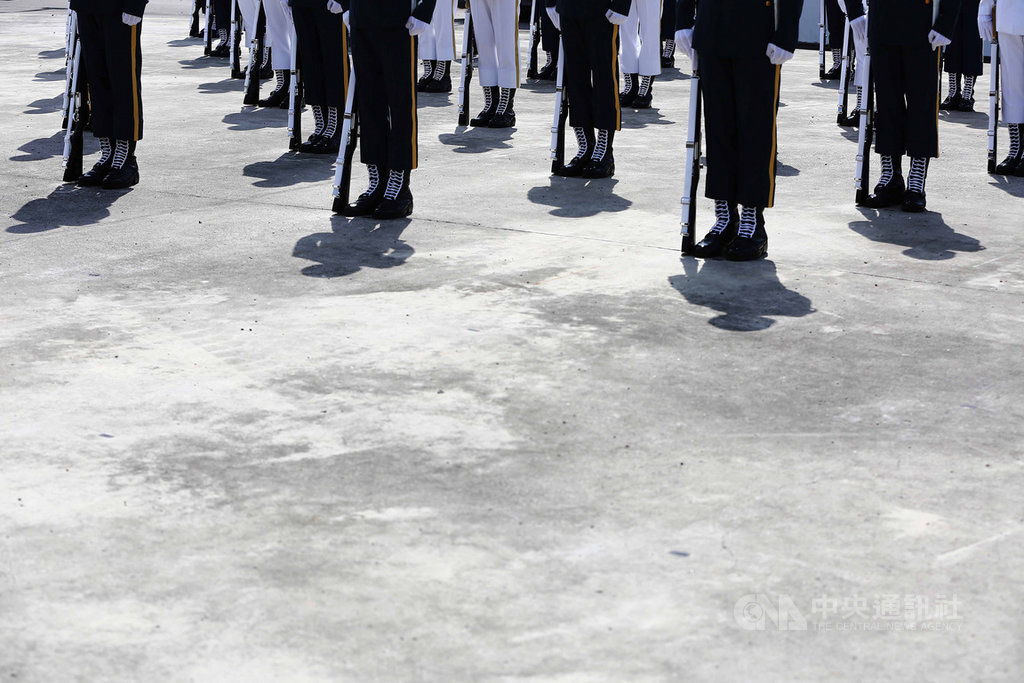 雙十國慶典禮上,國防部三軍儀隊在無音樂伴奏下演出靜默槍法,不靠配樂,僅靠拍槍、靠腿、跺槍、踏步聲演出震撼全場,更是30年來首次演出。中央社記者游凱翔攝 109年10月16日