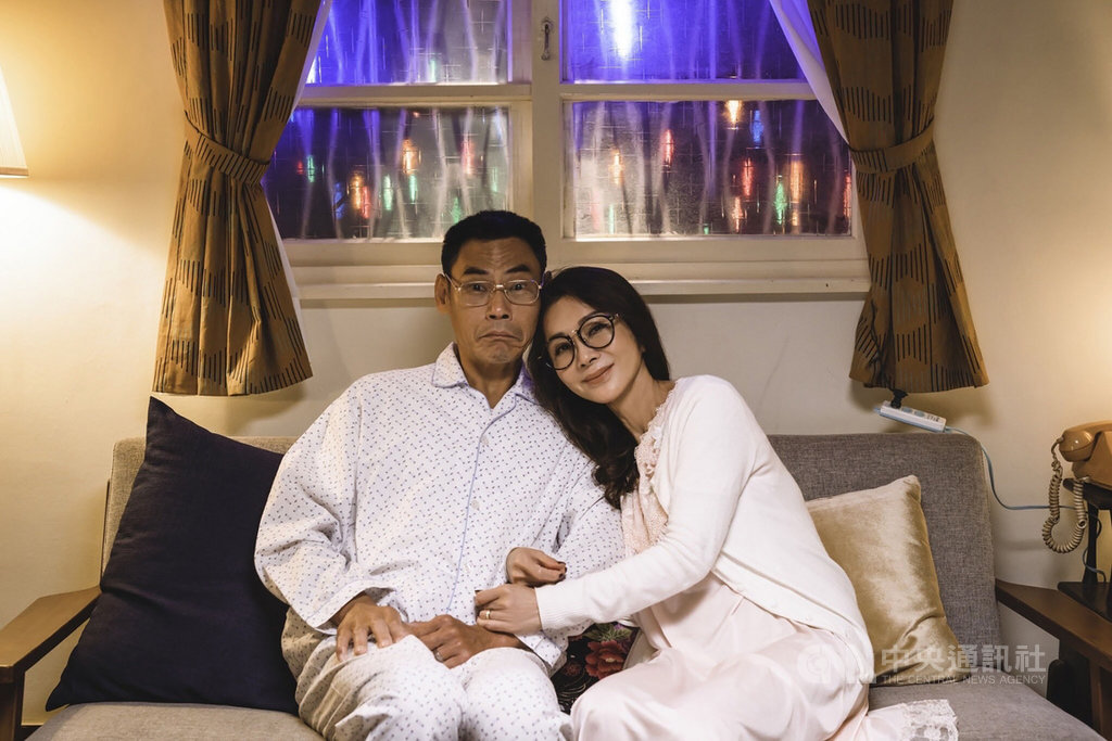 台劇「三春記」改編自台灣鄉土文學作家王禎和同名作品,由資深藝人陳美鳳(右)、夏靖庭(左)主演,其中夏靖庭成功以此劇入圍2020亞洲影藝創意大獎(Asian Academy Creative Awards)最佳男主角。(民視提供)中央社記者王心妤傳真 109年10月16日