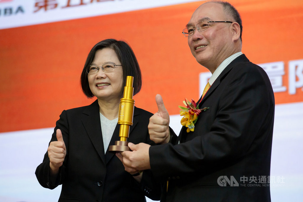 總統蔡英文(左)16日勉勵工具機業者,面對當前疫情挑戰,只要政府與民間協力,就能將危機化為轉機;挺過這一關,讓台灣成為全球工業不可或缺關鍵力量。(總統府提供)中央社 109年10月16日