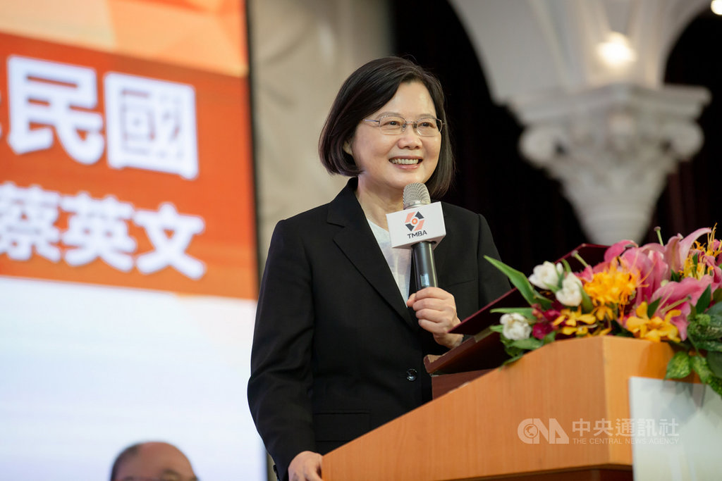 總統蔡英文16日表示,台灣人一想到口罩就想到口罩國家隊,知道台灣工具機業者實力有多堅強,完成不可能的任務;口罩國家隊是業界光榮與台灣驕傲。(總統府提供)中央社 109年10月16日