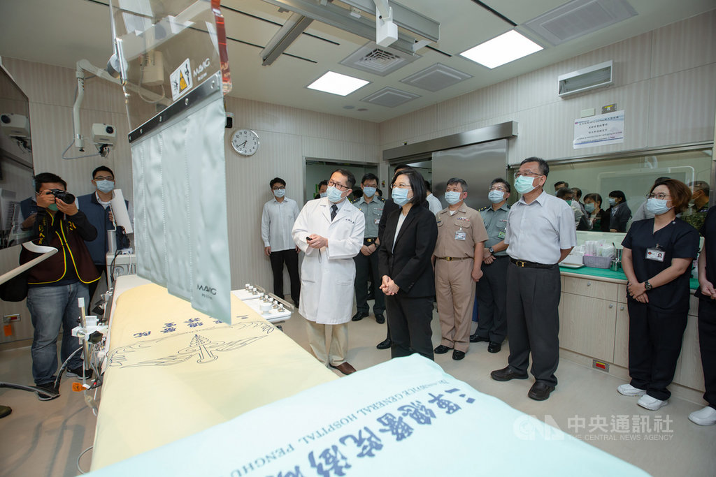 總統蔡英文(前中右黑衣者)16日晚間間前往澎湖視導三軍總醫院澎湖分院,聽取三軍總醫院澎湖分院院長張芳維簡報「醫療在地化成果」,隨後參觀「心導管室」,並聽取心導管手術成功案例及遠端醫療解說。(總統府提供)中央社 109年10月16日