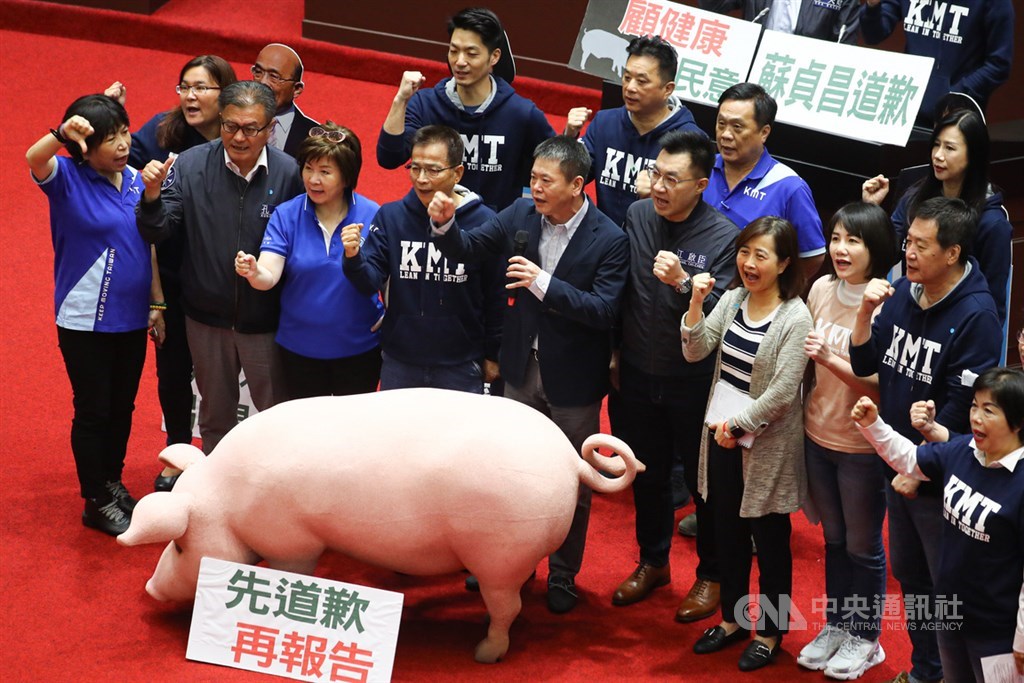 行政院長蘇貞昌16日再度赴立法院施政報告並備質詢,遭國民黨立法院黨團占據議場杯葛議事,國民黨立院黨團總召林為洲(前排左5)、立委江啟臣(前排左6)等黨團立委齊聚,搬出大型道具豬要求蘇貞昌針對放寬萊豬進口道歉,並呼口號要農委會主委陳吉仲下台負責。中央社記者王騰毅攝 109年10月16日
