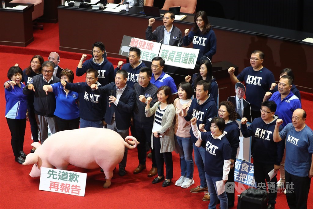 行政院長蘇貞昌16日再度赴立法院提出施政報告並備質詢,遭國民黨立法院黨團占據議場杯葛議事,國民黨立院黨團總召林為洲(前排左5)、立委江啟臣(前排左6)等黨團立委齊聚,呼口號要求蘇貞昌針對放寬萊豬進口道歉。中央社記者王騰毅攝 109年10月16日