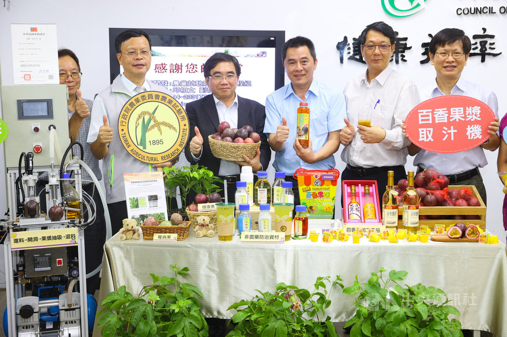 農業試驗所16日舉行「全球第1台!鮮榨不沾手的百香果漿取汁機」記者會,強調使用自動化百香果漿取汁機可比人工挖取更乾淨,根據試驗效果,平均取漿效果可達98%以上,目前已有不少廠商詢問技轉。中央社記者謝佳璋攝 109年10月16日