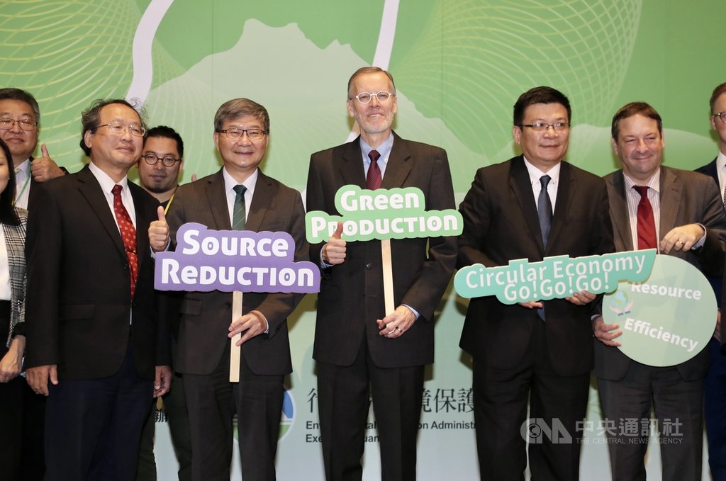 2020台灣循環經濟高峰會16日在台北舉行,農委會副主委黃金城(前左起)、環保署副署長沈志修、美國在台協會(AIT)處長酈英傑(Brent Christensen)、經濟部次長曾文生等來賓合影留念。中央社記者張皓安攝 109年10月16日