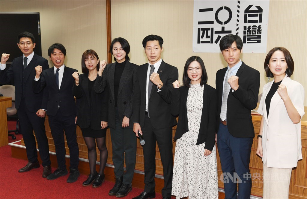 無黨籍立委林昶佐(右4)、民進黨立委賴品妤(左4)16日偕同台北市議員黃郁芬(右3)、林穎孟(左3)、苗栗縣議員曾玟學(右2)以及民進黨新北市議員戴瑋姍(右)、台中市議員黃守達(左)、基隆市議員張之豪(左2)等人,宣布組成跨黨派的「二0四六台灣」,提出全面檢討國家體制、落實廢省等三大憲改主張。中央社記者施宗暉攝 109年10月16日