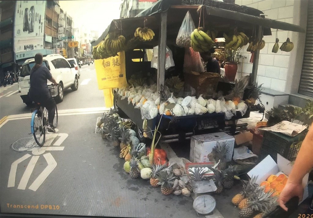 一名梁姓攤販16日在彰化市民族路與華山路口設攤賣水果,警方前往勸離,這名梁姓攤販突持鐮刀意圖追砍員警,所幸員警及時閃避未被砍傷,立即用警棍、辣椒水制伏,帶回派出所訊問。(翻攝畫面)中央社記者蕭博陽彰化傳真 109年10月16日