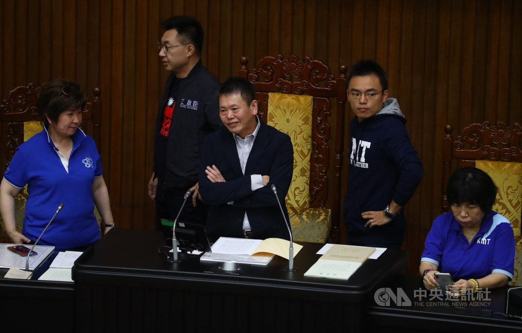行政院長蘇貞昌16日再度前往立法院施政報告並備質詢,但國民黨立法院黨團總召林為洲(中)、立委江啟臣(左2)、洪孟楷(右2)等人一早就占領主席台,杯葛議事進行。中央社記者王騰毅攝 109年10月16日