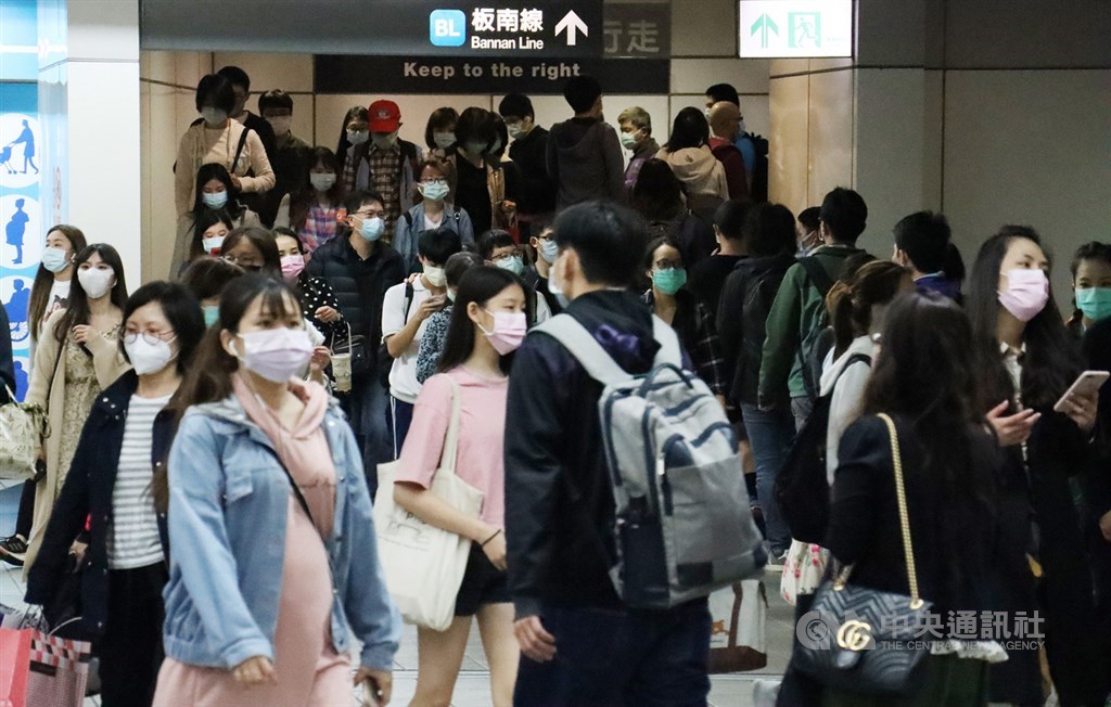 台北捷運表示,19日起針對西門、龍山寺、淡水、板橋、忠孝復興、台北車站等運量大的車站加強查緝逃票。(中央社檔案照片)