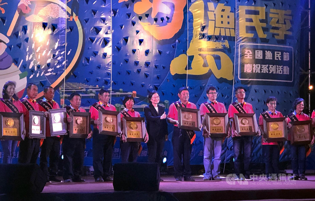 109年全國漁民節系列活動在澎湖舉行,總統蔡英文(右6)16日晚間出席慶祝晚會,一一表揚全國模範漁民等人並合影。中央社 109年10月16日