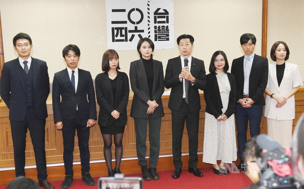 無黨籍立委林昶佐(右4)、民進黨立委賴品妤(左4)等人16日宣布組成跨黨派的「二0四六台灣」,並提出三大憲改主張。林昶佐表示,希望由立法院召開全民憲政會議,以制憲模式透過全民參與提出修憲主張。中央社記者施宗暉攝 109年10月16日