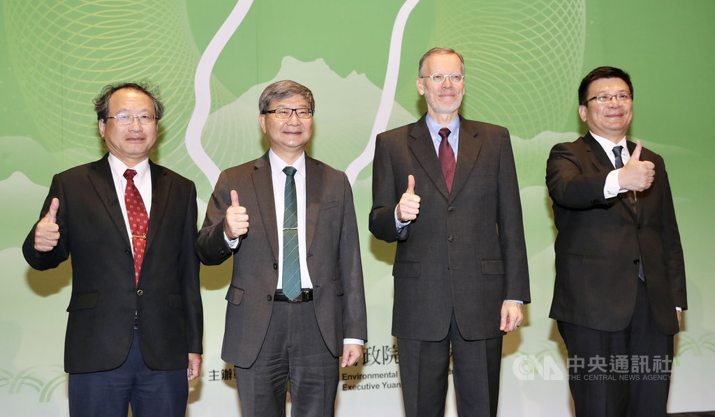 2020台灣循環經濟高峰會16日在台北舉行,農委會副主委黃金城(左起)、環保署副署長沈志修、美國在台協會(AIT)處長酈英傑(Brent Christensen)、經濟部次長曾文生出席活動。中央社記者張皓安攝 109年10月16日