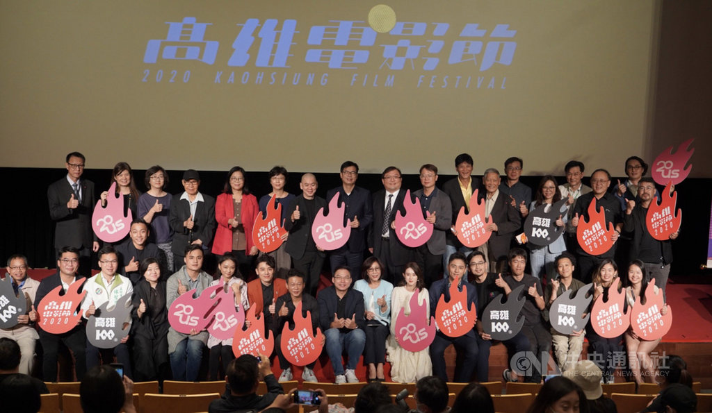 2020高雄電影節16日在高雄市立圖書館總館舉辦開幕典禮,適逢雄影20週年,高雄市長陳其邁(後排左8)、導演蔡明亮(後排左7)及許多影人到場共襄盛舉,眾人合影留念。中央社記者董俊志攝 109年10月16日