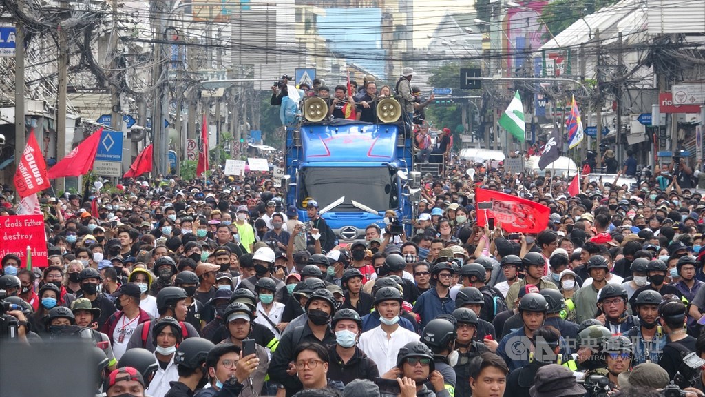 泰國反政府學生團體14日號召上千民眾從民主紀念碑前遊行到總理府,要求總理帕拉育下台。中央社記者呂欣憓曼谷攝 109年10月14日