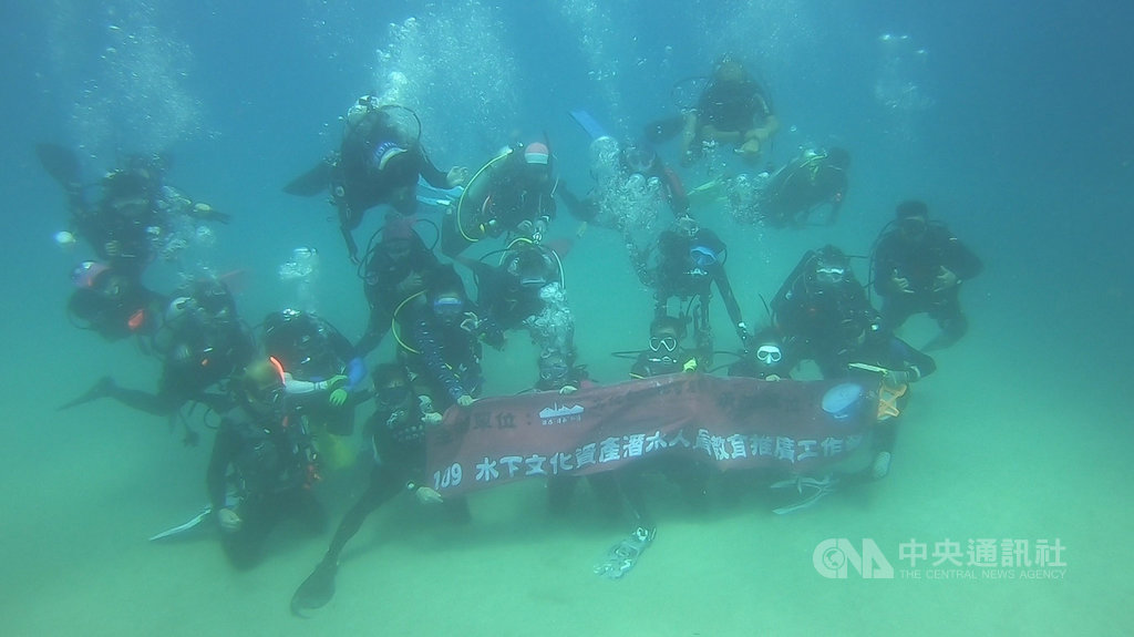 文化部文化資產局13日至16日在墾丁舉辦「水下文化資產潛水人員教育推廣活動」,培訓25名潛水教練,希望有更多的水下文資能在被發現的第一時間立即通報。(淡江大學提供)中央社記者郭芷瑄傳真 109年10月16日