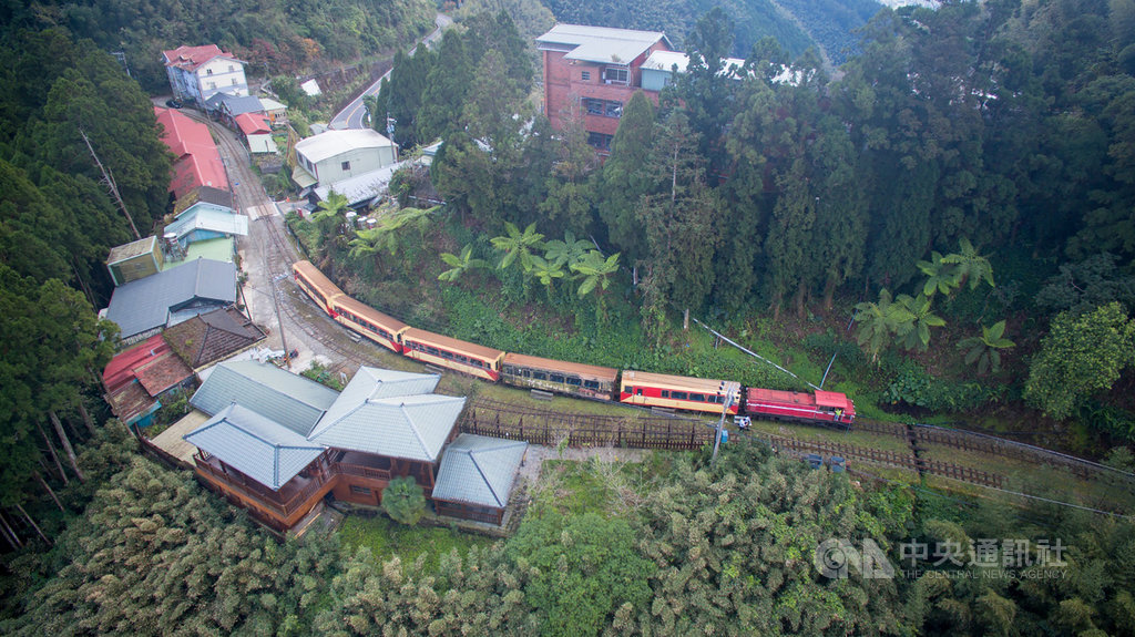 警方最近取締違規行走阿里山林鐵,降低遊客到訪林鐵各車站的意願,導致到十字路車站及十字村的遊客減半,影響村民生計。(林鐵及文資處提供)中央社記者蔡智明傳真 109年10月16日