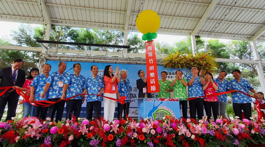 第一屆台灣慢城聯盟年會16日在屏東縣竹田鄉舉行,11個慢城鄉鎮長與學者齊聚交流慢城發展,總統蔡英文也特別電賀,盼藉慢城年會薪傳地方文化遺產,踐履自然生態保育,攜手形塑特色深度的國民旅遊。中央社記者郭芷瑄攝 109年10月16日