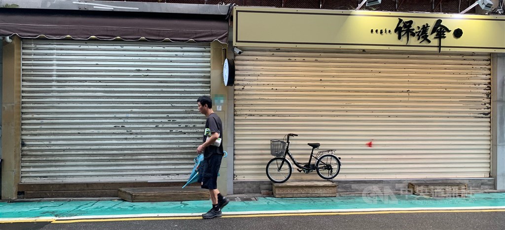 協助在台尋求庇護香港人維持生計的「保護傘」餐廳16日遭人潑穢物，目前餐廳已拉下鐵門暫停營業，警方獲報後，現正擴大調閱案發地周邊監視器畫面追緝嫌疑人。中央社記者張新偉攝　109年10月16日