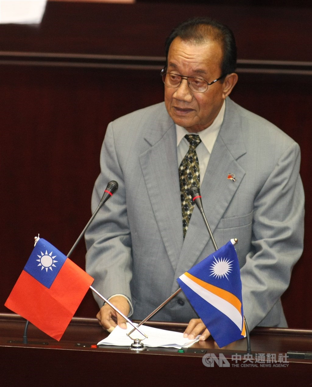馬紹爾群島共和國前總統湯敏彥(圖)日前於美國過世,外交部已請駐馬紹爾大使蕭勝中向湯敏彥家屬及馬國政府表達哀悼之意。圖為湯敏彥2008年訪台,在立法院發表演說。(中央社檔案照片)