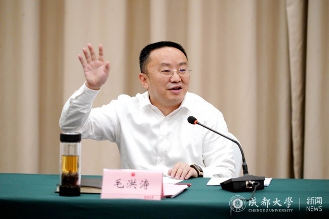 中國成都大學黨委書記毛洪濤(圖)15日在微信朋友圈發布了一條帶有「絕筆信」意味的長文後投河溺死。信中指責校長王清遠在成都大學建立起的利益集團和獨立王國,連續擠壓三任黨委書記,而他本人是被害最深的。(圖取自成都大學網頁news.cdu.edu.cn)