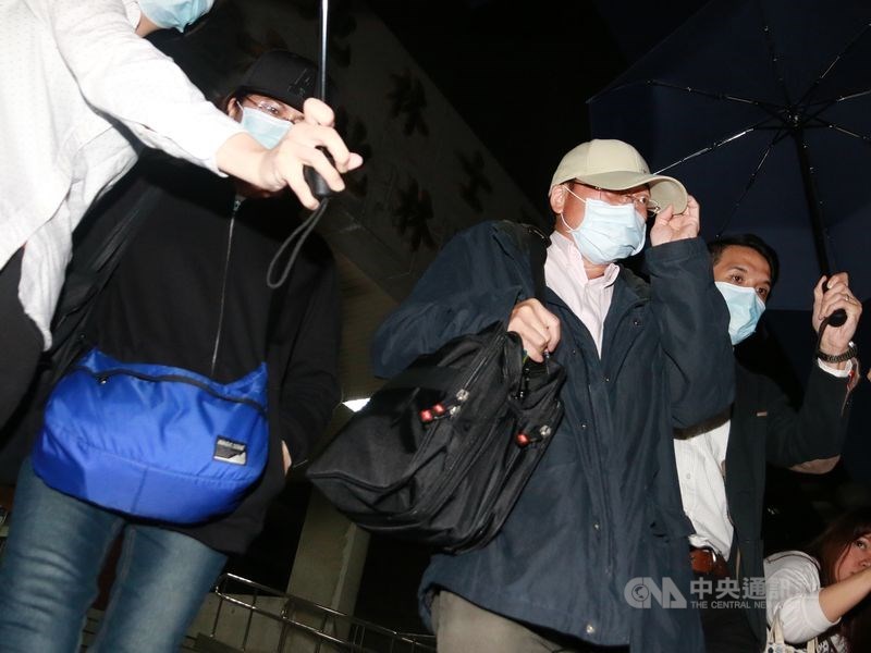 港女命案被害人潘曉穎的父親(左2)、母親(左)16日致函香港保安局長李家超,指希望港府以「特事特辦」處理案件,盡力與台灣方面接觸,讓潘曉穎沉冤得雪。圖為2018年3月潘曉穎父母親來台領取女兒遺體。(中央社檔案照片)