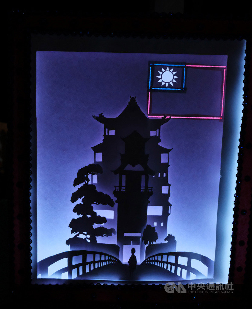 為慶祝雙十國慶,駐聖露西亞大使館與當地文化發展協會合辦花燈競賽。作品運用層層剪紙及光線變化打造出「禪」意境,右上角點綴中華民國國旗祝賀台灣生日快樂。(駐聖露西亞大使館提供)中央社記者江今葉華盛頓傳真 109年10月16日