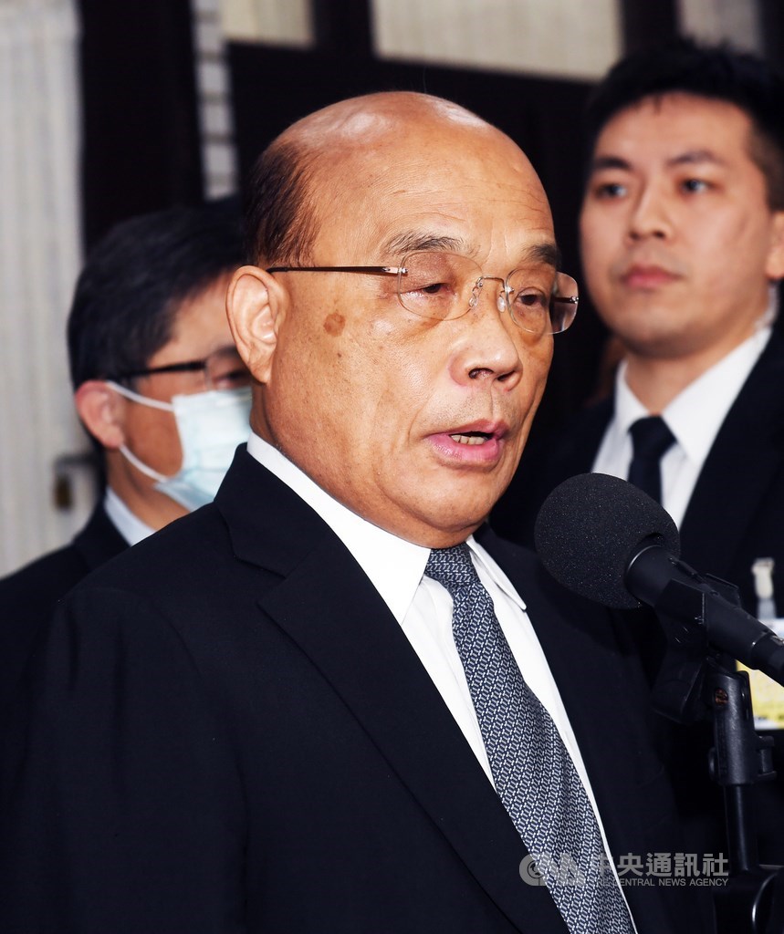 行政院長蘇貞昌(前)16日到立法院進行施政報告,入議場前受訪表示,如果國民黨立委邀請他來又不讓他報告,這是傲慢;不敢跟他面對面詢答,這是心虛,霸占主席台卻坐領高薪,人民一定不滿意。中央社記者施宗暉攝 109年10月16日